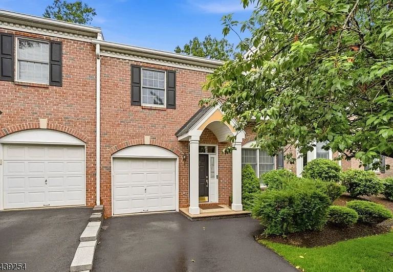 75 Spring Hill Cir — Photo 1
