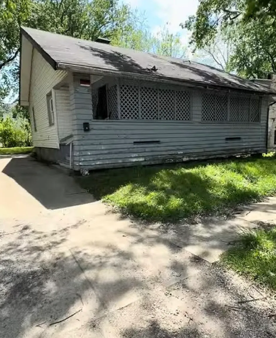 2 bed, 858 sqft, $875 — Photo 1