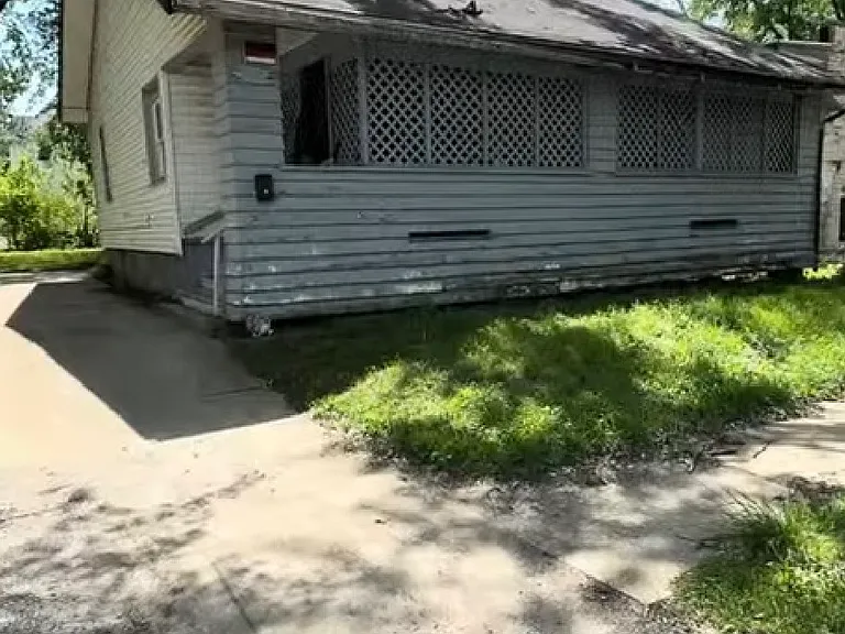 927 W North St — Photo 1