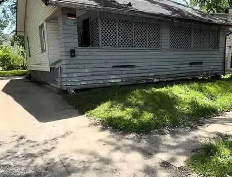 1st image of 927 W North St