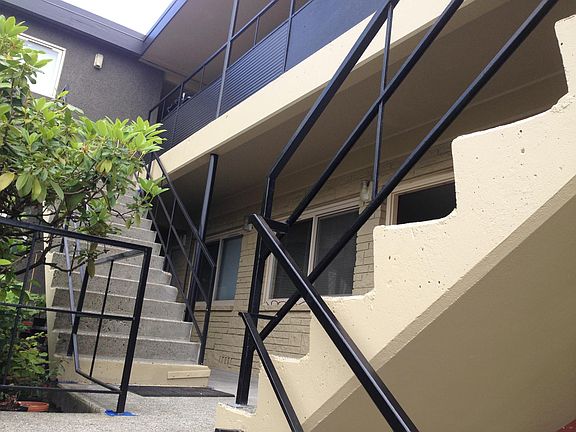 Middle stairs to unit
