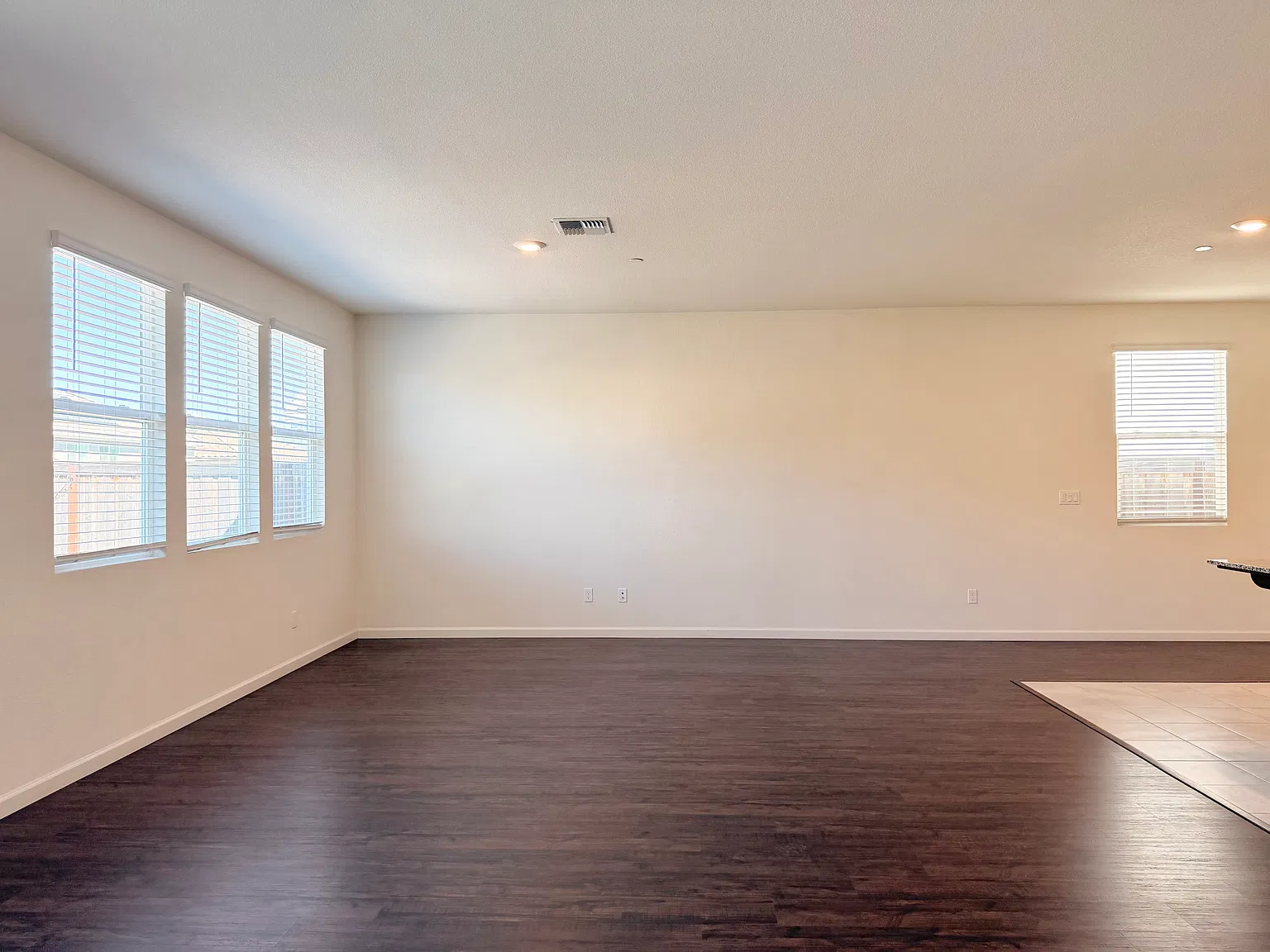 3 bed, 1979 sqft, $3,000 — Photo 3