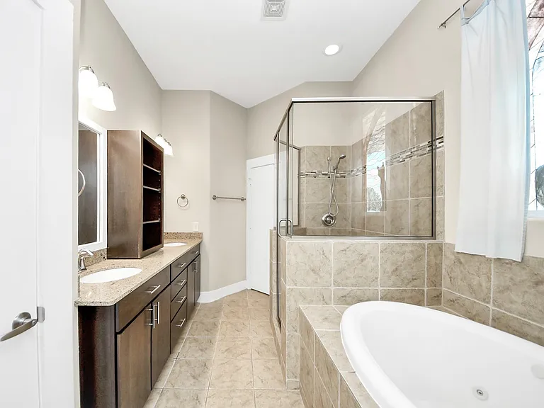 1807 W Webster St — Photo 16
