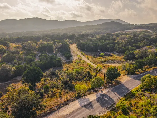 1576 Bear Creek Rd, Pipe Creek, TX 78063