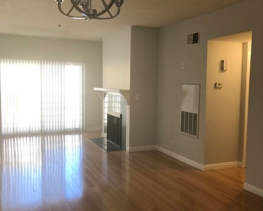 5th image of 2905 Montrose Ave APT 413
