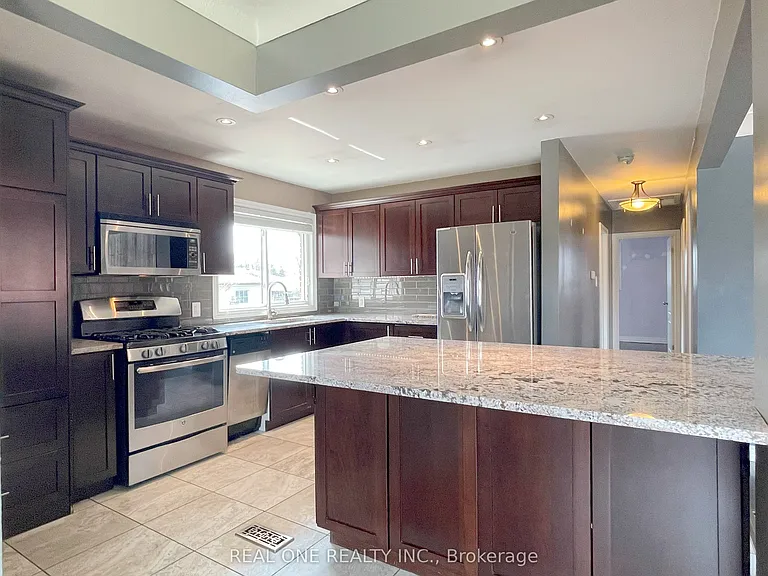 138 Welbourn Dr #UPPER — Photo 2