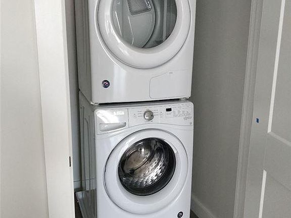 Stackable Bosch washer/dryer