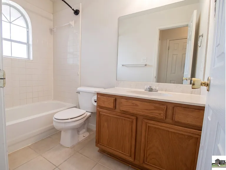 5211 James Loop — Photo 8