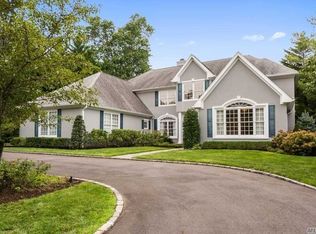 7 Morgan Ln, Locust Valley, NY 11560