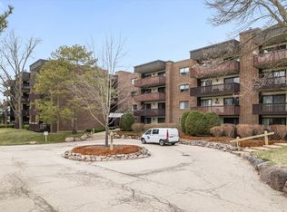 690 Chandler Rd APT 211, Gurnee, IL 60031