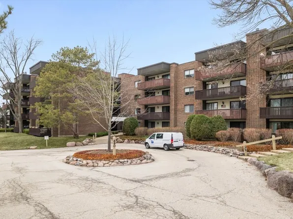 690 Chandler Rd APT 211, Gurnee, IL 60031