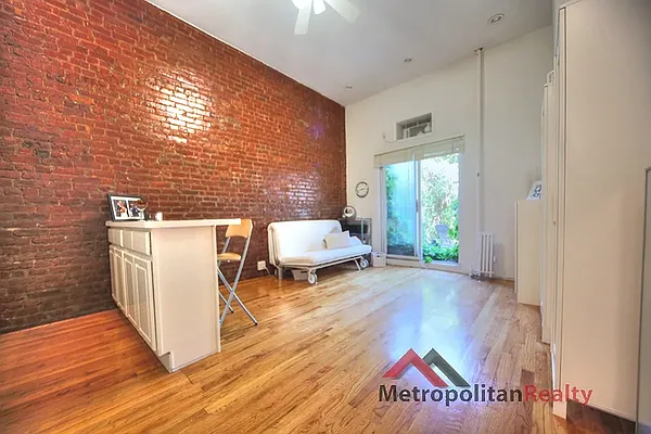 Rented by Metropolitan Realty | media 1