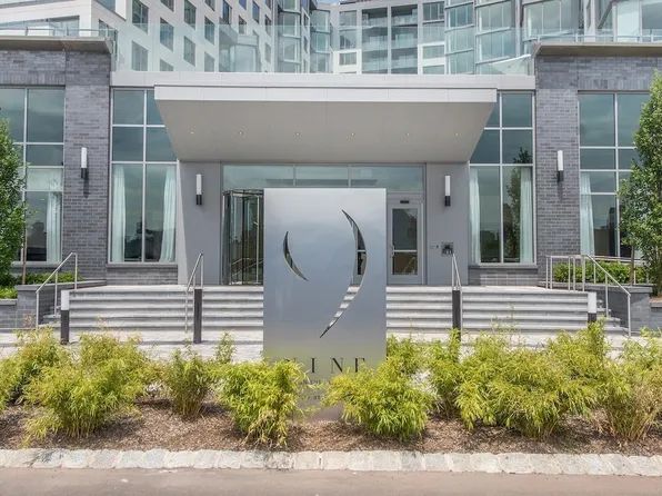 9 Avenue At Port Imperial image 2 of 14