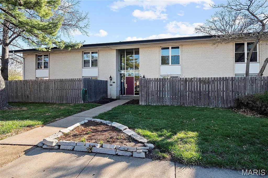 10469 Briarbend Dr APT 4 photo 1