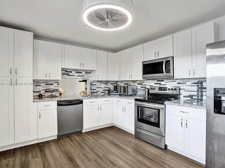 1233 Hampton Blvd — Photo 5