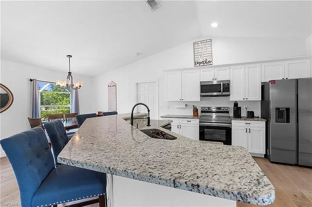 3 bed, 2.0 bath, 1589 sqft, $2,295 — Photo 3