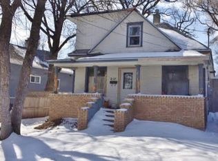 217 5th St NW, Kenmare, ND 58703