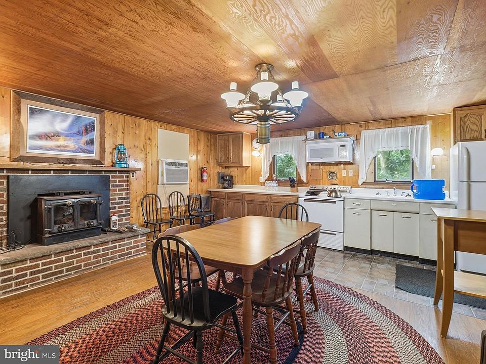 7th image of 776 Perry Dr