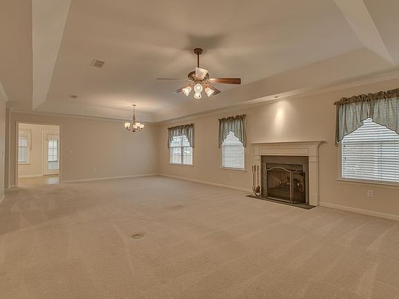 3rd image of 626 Village Green Cir
