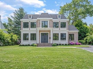 122 Wooleys Ln, Great Neck, NY 11023