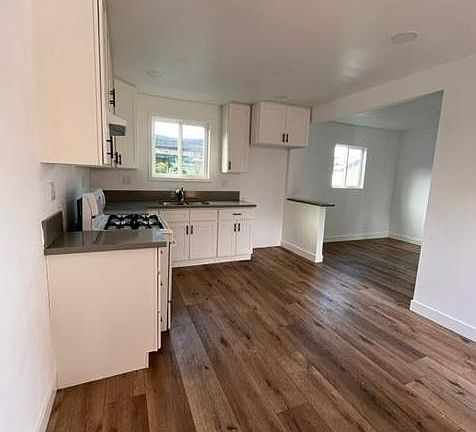 4th image of 707 1/2 W 57th St #707-1/2