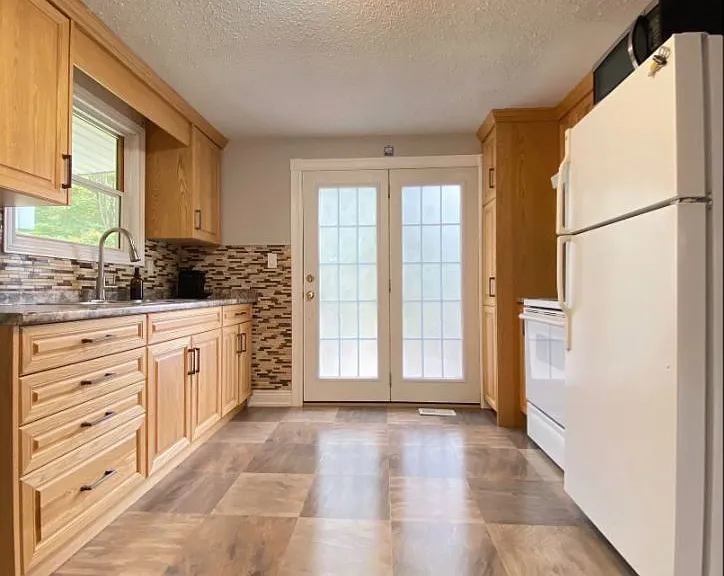 4870 Mapleview Cres — Photo 8