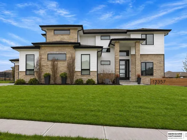 12357 Cooper St, Papillion, NE 68046