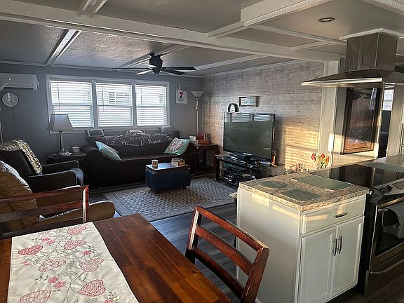 Open concept L/R-Kitchen-Din