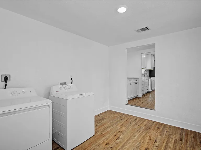 1203 W 6th St — Photo 16