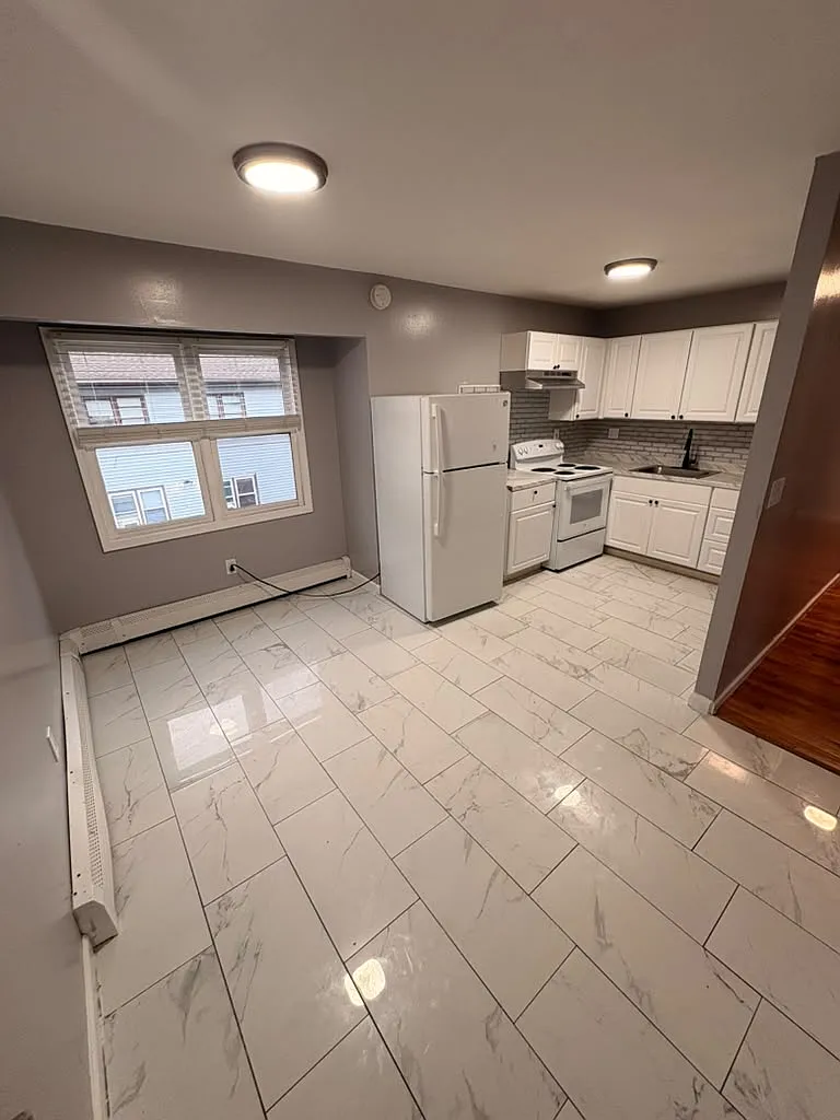 3 bed, 1144 sqft, $2,100 — Photo 1