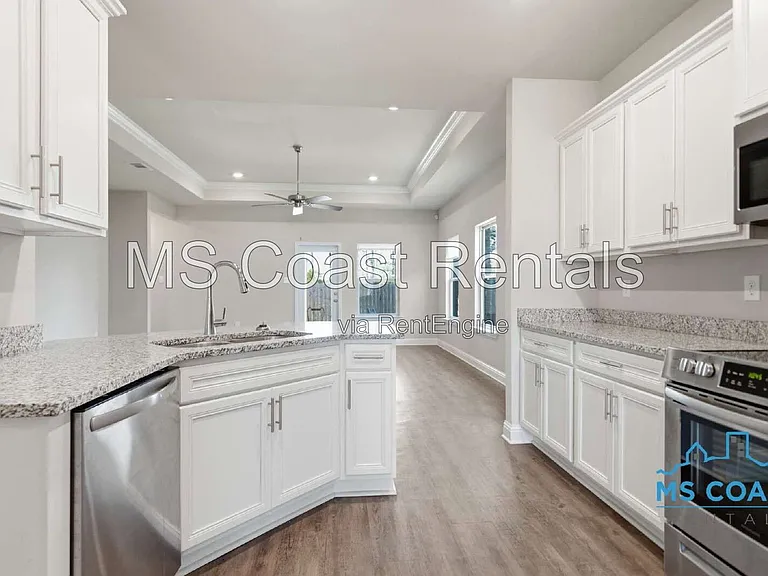 5543 Overland Dr — Photo 10