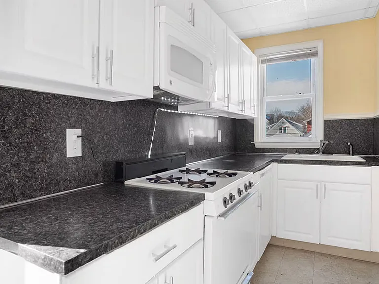 48 Pembroke Ave #2 — Photo 10