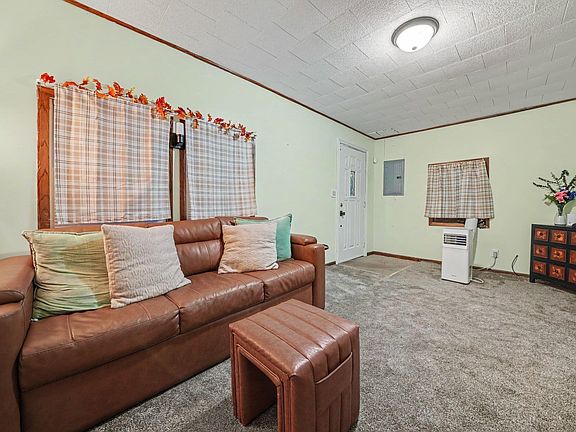 4th image of 211 E Louis St