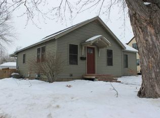 810 8th St, Waupaca, WI 54981