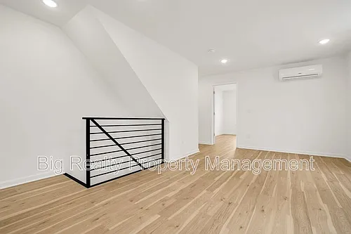 228 Bridge St #2 Photo 1