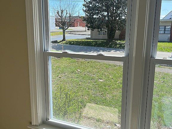 4th image of 112 W Roberts St