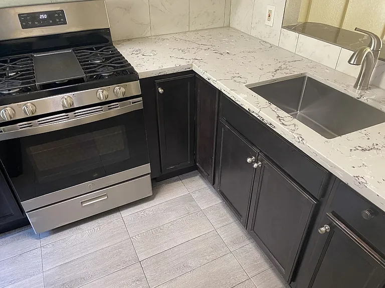 Spacious Townhome in Desirable Fairfield Area — Photo 9