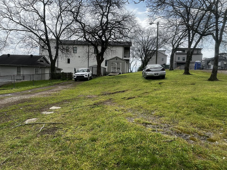 2nd image of 121 Elmhurst Ave