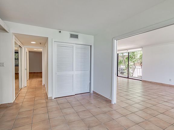 4th image of 1632 S Bayshore Ct APT 101
