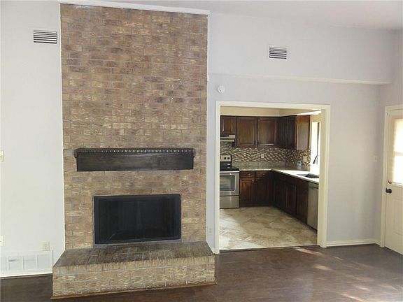 4th image of 1029 Carriagehouse Ln