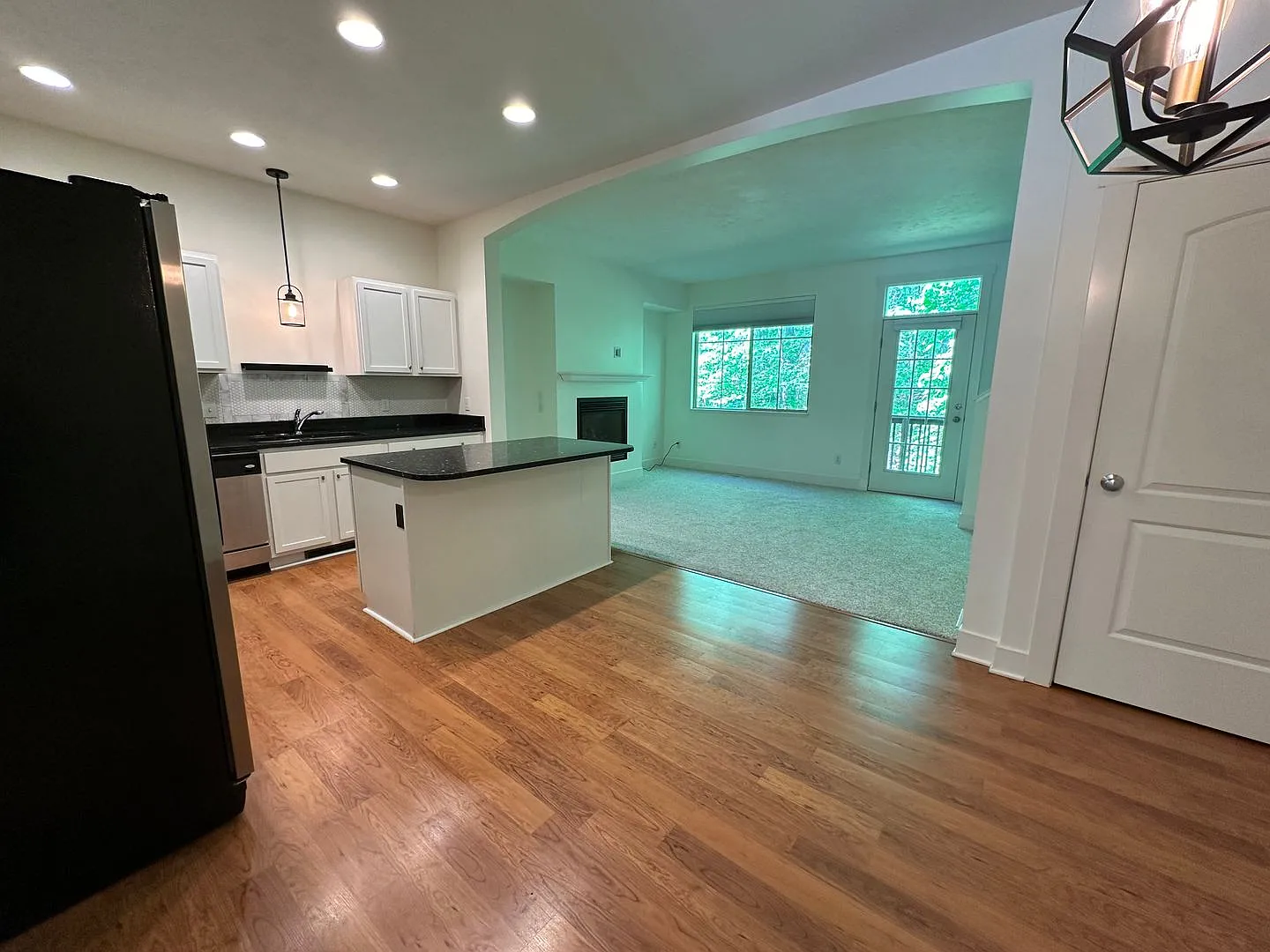 Beautiful 2 Bedroom Townhouse! — Photo 4