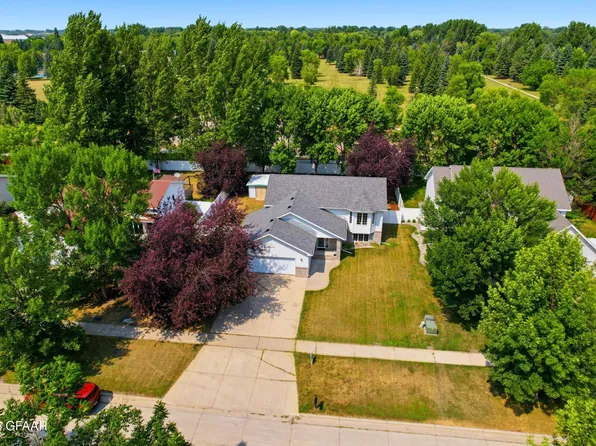 698 Barley Ct, Grand Forks, ND 58201