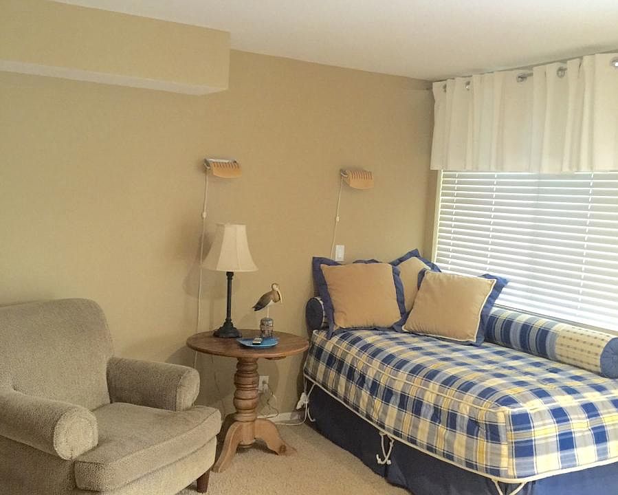 TV, wifi, faux fireplace, small desk area, and day bed in li