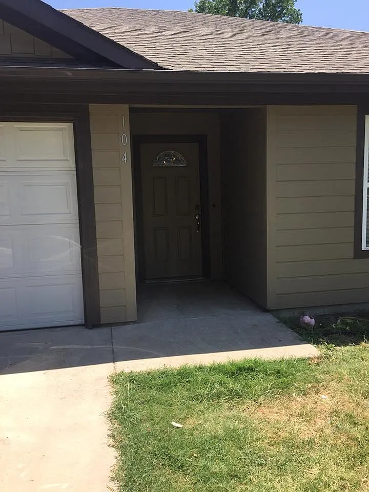 3 bed, 1128 sqft, $1,600 — Photo 1