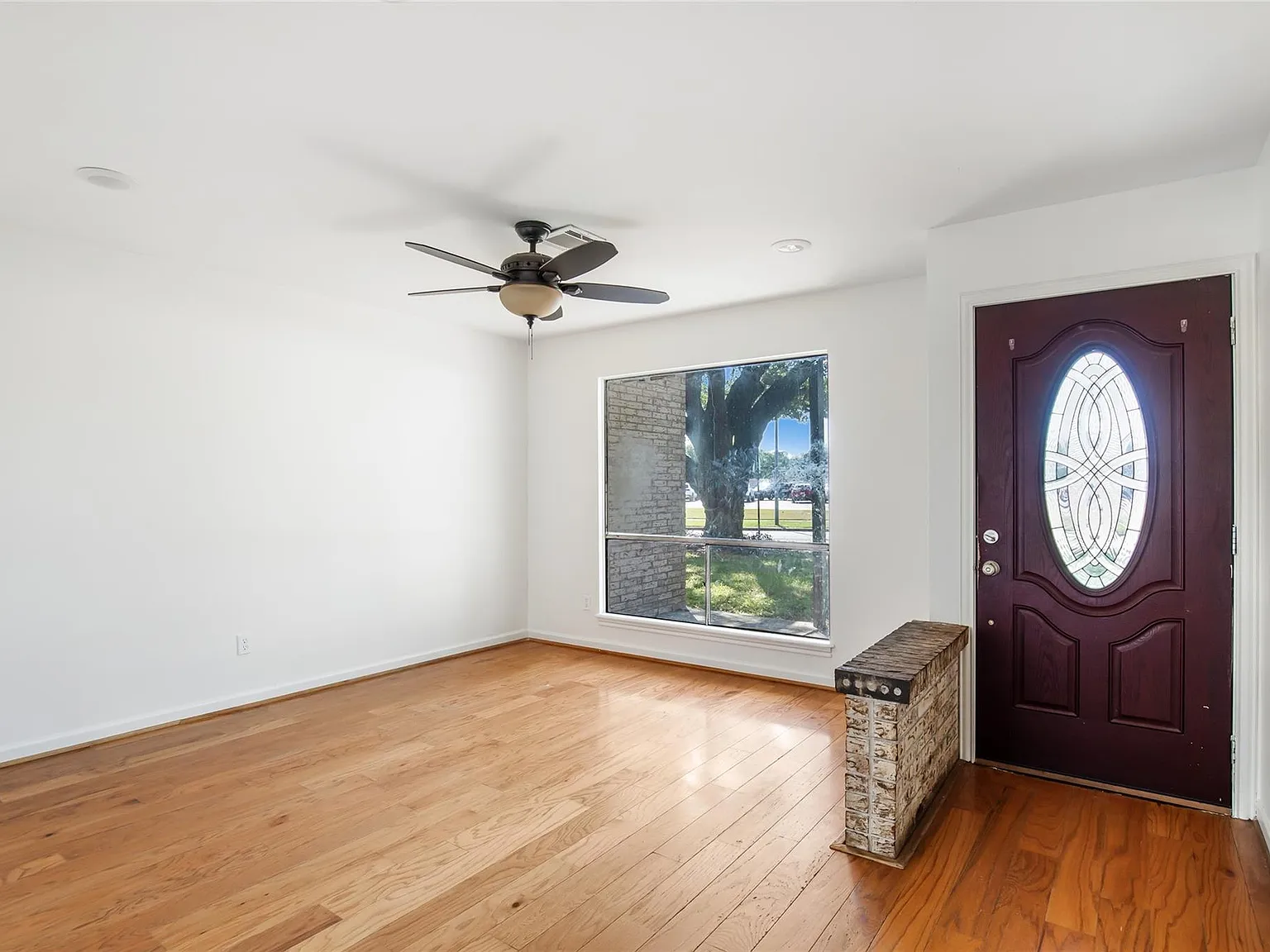 3 bed, 2.0 bath, 1287 sqft, $2,050 — Photo 4