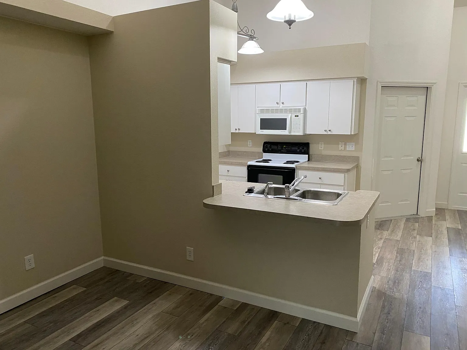2 bed, 1450 sqft, $1,599 — Photo 3