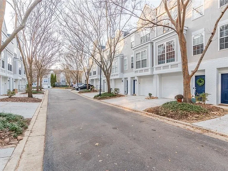 1146 Village Ct SE — Photo 36