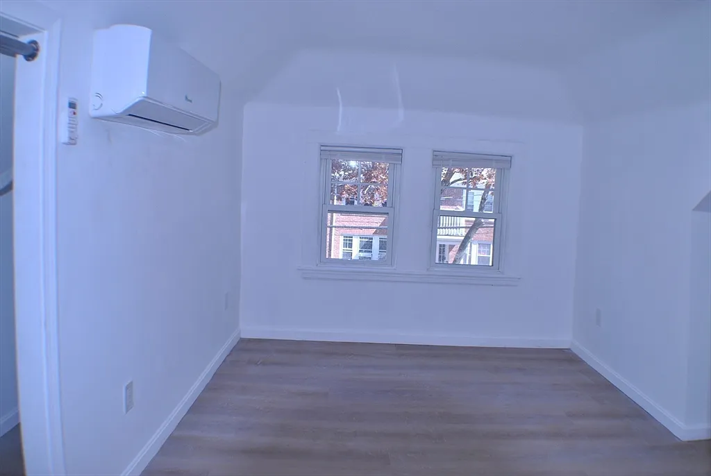 2 bed, 1.0 bath, 860 sqft, $2,500 — Photo 2