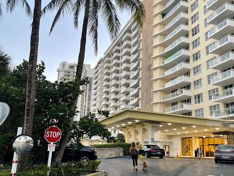 5600 Collins Ave #6D — Photo 2