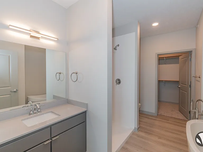 Chateau at Yankee Hill Apartments — Photo 38